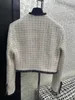 Kvinnors stickor Tees Designer 2023 Tidig Autumn New Nanyou Gaoding Cha Small Fragrance Contrast V-Neck mångsidig grov tweed Short Cardigan Coat Women K3xd