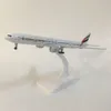 Diecast Model Car Jason Tutu 20cm Förenade Arabemiraten Boeing 777 Airplane Model Plan Model Aircraft Diecast Metal 1/300 Scale Planes Drop Shippi 230915