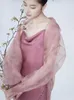 女性用ブラウス2023ユニークなピンクのシフォンシャツブラウスフェムを備えたスタイルのトップデザイン