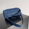 Nuevo bolso de hombro clásico de diseñador, bolso de mujer a la moda, bolso de mano tejido vaquero versátil azul oscuro, bandolera pequeña cuadrada B50V