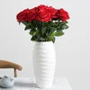 Kwiaty dekoracyjne 10pcs tkanina realilista sztuczna do sali konferencyjnej - odśwież swoją przestrzeń z pięknymi różami nie martw się