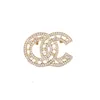 Złoto srebrne broszki kobiety projektanty biżuterii luksusowe marka listu Lady Crystal Rhinestone Pearl Brooch Pins Metalowe świąteczne akcesoria biżuterii