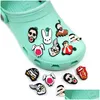 Charms Moq 100pcs Bad Bunny Pattern Clog Jibz Charm 2D Soft PVC Accessoires de chaussures Boucles de mode Décorations Fit Sandales Fans Souvenir Dhmwu