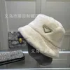 Cappelli a tesa larga Designer a secchiello Autunno e inverno Triangolo invertito Lettera Logo Cappello da pescatore Moda Marchio alla moda Mostra viso Piccolo bacino Caldo peluche MRIF