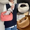 Woven Jodie Handbag Bottegass Leather Zipper Croissant Soft Leather Dinner Fashion Trend Held Cloud Bag Simple Bags Venetass