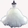 2022 Luxury pärlstav broderi bollklänningar bröllopsklänningar prinsessan klänning korsett älskling organza ruffles katedral tåg brud dr2896