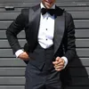 Herrenanzüge Neuester Mantel-Hose-Entwurf Formeller 3-teiliger Hochzeitsanzug für Männer Schwarz mit Satin Männerkostüm nach Maß gefertigt
