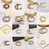 شهيرة العلامة التجارية الكلاسيكية الشهيرة Desinger Brooch Women Letters Big Brouches Suit Pin Metal Jewelry الزواج من عيد الحب الهدايا