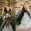 2017 Abito da sposa vintage in bianco e nero Gotico profondo scollo a V senza maniche Top in pizzo Gonna in tulle Abiti da sposa da spiaggia Spose senza schienale W292L