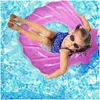 رمل يلعب الماء مرحًا حلقة سباحة وردية وردية مع بريق داخل حمام سباحة قابلة للنفخ يطفو الأطفال