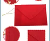 Röda kuvert julgran hängande juldekorationer godis julkort täcker festliga festprydnader xmas gåvor nytt år