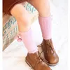 3 Paar Kindersocken 2023 Neue Herbst Winter Kawaii Babystrümpfe Baumwolle Britische Prinzessin Kniehohe lange Schleife Pom Tube Socken für Mädchen Kleidung Zeug 230918