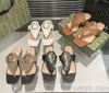 Italienska kvinnors varumärke sandaler 2g metall spänne designer tofflor lyx varumärke anti slip platt klackar modedesigner nya kvinnors varumärkeskor strandsillbens tofflor