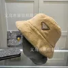 Cappelli a tesa larga Designer a secchiello Autunno e inverno Triangolo invertito Lettera Logo Cappello da pescatore Moda Marchio alla moda Mostra viso Piccolo bacino Caldo peluche MRIF