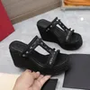 Sandali con zeppa con plateau Punta tonda Moda Fondo spesso Scarpe da spiaggia Marchio di lusso Rivetto Decro Scarpe eleganti da donna Designer femminile Elegante sexy Ciabatte Scarpe Pantofole