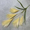 Dekorativa blommor konstgjorda små gräsfjäder vass pampas simulerade gröna växter blommor arrangemang material bröllop scen dekor fönster fönster fönster