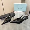 Sandálias elegantes de salto baixo Mulheres de couro envoltório sapatos pontiagudos Sapatos de designer de luxo com decoração triangular 3cm calcanhar de gato volta tornozelo cinta sapatos de festa