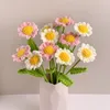 Fiori decorativi Piccola margherita artificiale Bouquet lavorato a mano all'uncinetto Regalo simulato per la fidanzata