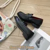 Geklede schoenen valentinolies Loafers Herfstmode Leren ringer All-match kleine leren schoenen Hoogwaardige dames enkele voet metalen gesp Zwarte enkele schoen maat 35-40