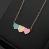 Designer de luxe double coeur collier pendentif en gros cadeau de Noël Cupronickel femmes lettre creuse étiquette amour pêche coeur bijoux en or rose or argent