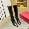 Neue hohe Stiefel mit Stiletto-Absätzen, seitlicher Reißverschluss aus Rindsleder, spitzer Zehenbereich, kniehohe Stiefel mit Schnalle, Luxus-Designer-Schuh für Damen, Leder-Außensohle, Fabrikschuhe, Größen 35–42