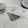 Hårklipp Barrettes Designer Ny full diamant glänsande p-bokstäver triangel anka clip girl mångsidig bang sida enkel och lyxkort 7235