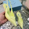 Sandálias elegantes de salto baixo Mulheres de couro envoltório sapatos pontiagudos Sapatos de designer de luxo com decoração triangular 3cm calcanhar de gato volta tornozelo cinta sapatos de festa