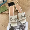 Zomer g Platte Schoenen Designer Dames Sandalen Glijbaan Leer Strass Vierkante Kop Dikke Hak Sandaal Slippers 35-39