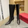 Neue hohe Stiefel mit Stiletto-Absätzen, seitlicher Reißverschluss aus Rindsleder, spitzer Zehenbereich, kniehohe Stiefel mit Schnalle, Luxus-Designer-Schuh für Damen, Leder-Außensohle, Fabrikschuhe, Größen 35–42