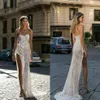 2020 Berta High Slit Brautkleider Schatz Spitze Applikationen Vestidos De Novia Kurze Hosen Maßgeschneiderte Strandstil Land Weddi2493