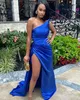 Sexig Royal Blue Mermaid Prom Dresses Long For Women One Shoulder Draped Glevers Side Split Evening Party Födelsedagstävlingsklänningar Formell Wear Special Occasion Dress