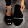 Pantoufles Nouvelles femmes maison pantoufles mode brillant strass conception bout ouvert intérieur 2023 hiver plat antidérapant loisirs intérieur femme chaussures x0916