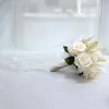 Dekorative Blumen für die Hochzeit, künstliche Rosen, realistische mehrfarbige Blumensträuße mit Schleifen, grünen Blättern, elegant für Hochzeiten
