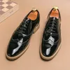 Mens formella skor Guld Mäns läder Oxford Shoes Italy 2023 Klänningskor Bröllopsfest Lace Up Leather Brogue Business Shoes For Boys Party Dress Shoes