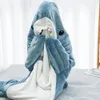 Filtar bärbar fleece hoodie filt haj sovsäck pyjamas huva djur filtar bärbar haj filt hoodie för män kvinnor 230918