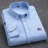 Mäns casual skjortor Pure Cotton Oxford broderad häst Casual utan fickficka Solid skjorta Men's Long Sleeve Dress Shirt Män plus storlek 230918