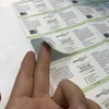 Zelfklevende stickers Op maat gemaakte waterdichte vinyl gezondheidszorgflesstickers met barcode bedrukte matte zelfdichtende verpakkingslabels voor plastic potten 230918