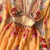 Nieuwe jurk in Franse hofstijl met diepe v-hals, uitlopende mouwen, print, split in de taille en grote, swingende lange rok
