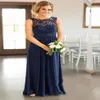 Abiti da damigella d'onore Paese per matrimoni Blu navy Gioiello Collo Applicazioni in pizzo Lunghezza pavimento Plus Size Abiti formali da damigella d'onore HY25282w