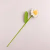 Dekorativa blommor konstgjorda små tusensköna hand stickade bukett virkade simulerad gåva till flickvän