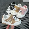 Spor ayakkabı 2023 Sonbahar Sevimli Panda Bebek Bebek Kurulu Ayakkabıları Çizgi Film Moda Moda Düz Renk Çocukları Sıradan Çocuk Sporları 230918