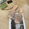 Italien Designer Flache Sandalen Metallstreifen Schwarz Lackleder Damen Leder Buchstaben Sandalen Metallschnalle Damenschuhe Strand Flip Flops Slides