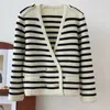 Maglieria da donna 2023 Pista autunnale Nero Bianco Stripe Cardigan lavorato a maglia Donna Con scollo a V Manica lunga Chic Maglione doppio petto Moda ufficio