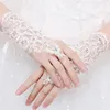 Elegant spets applicerade korta bröllopshandskar fingerlösa handskar för kvinnor brud vit elfenben pärlast Luva de noiva brudtillbehör Al7312w