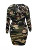 Damen-T-Shirt in Übergröße, LW, Cargo-Kleid mit Seitentaschen und Camo-Print, 230918