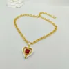 2023 Collier pendentif en forme de coeur de charme de qualité de luxe avec diamant rouge en plaqué or 18 carats avec boîte de timbre PS7520A2642
