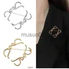 Otros accesorios de moda Mujeres Broches geométricos Diseñador Vestido Joyería Oro Plata Anagrama Broche Pin Hollow Out Broche Mens Breastpins Traje Lujo J230918