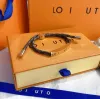 Luxo 18k ouro pulseira famoso designer pulseira moda jóias menina flor de aço inoxidável pulseira de couro falso popular marca clássica s233