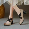 Scarpe eleganti Versione top del balletto vintage con tacco alto per le donne da indossare in vecchio pizzo scuro lavato con tacchi grossi a forma di gattino incrociati