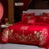 Set di biancheria da letto 2023 Matrimonio in stile cinese Set di cotone rosso di lusso Nappe in oro Fiori Ricamo Copripiumino Lenzuolo Federe